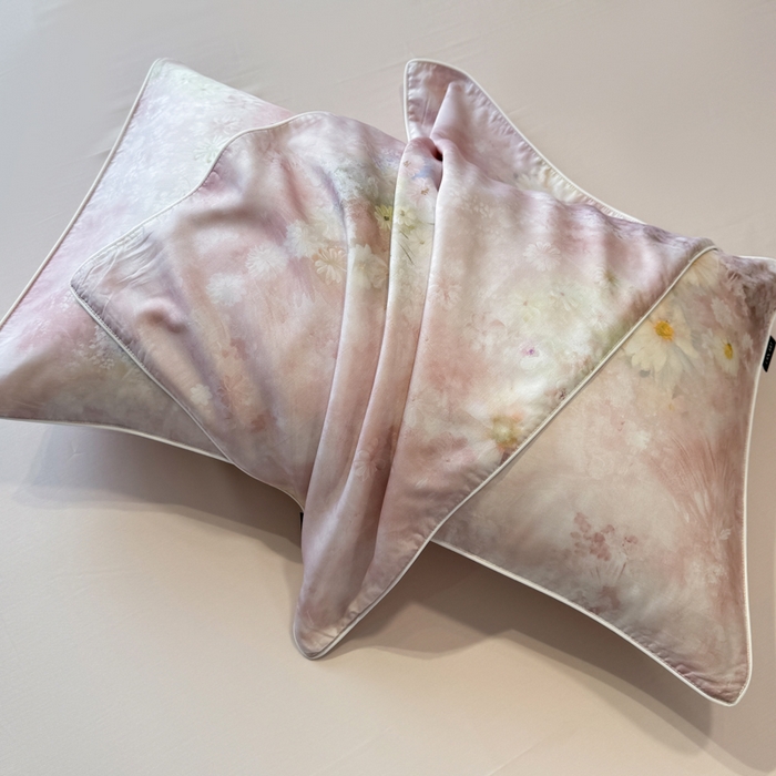 91家纺网 家纺一手货源 找家纺 芊寻家居 2025春夏新款50支莱赛尔天丝贡缎数码印花麻绳款四件套高端礼盒 漫野粉