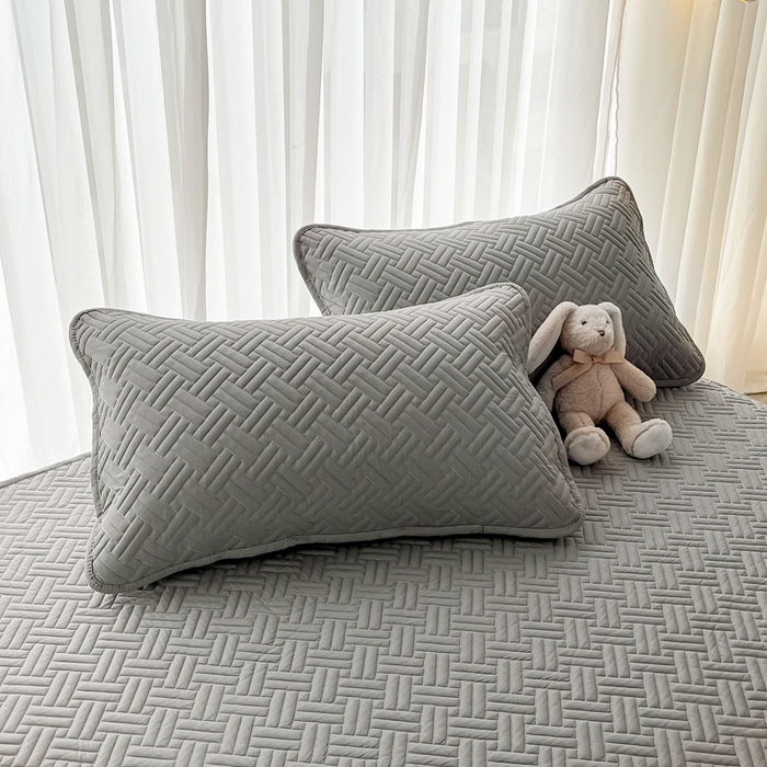 91家纺网 家纺一手货源 找家纺 欧邦 2025新款四季款纯色水洗棉夹棉床笠床垫保护罩-场景二 条格-浅灰