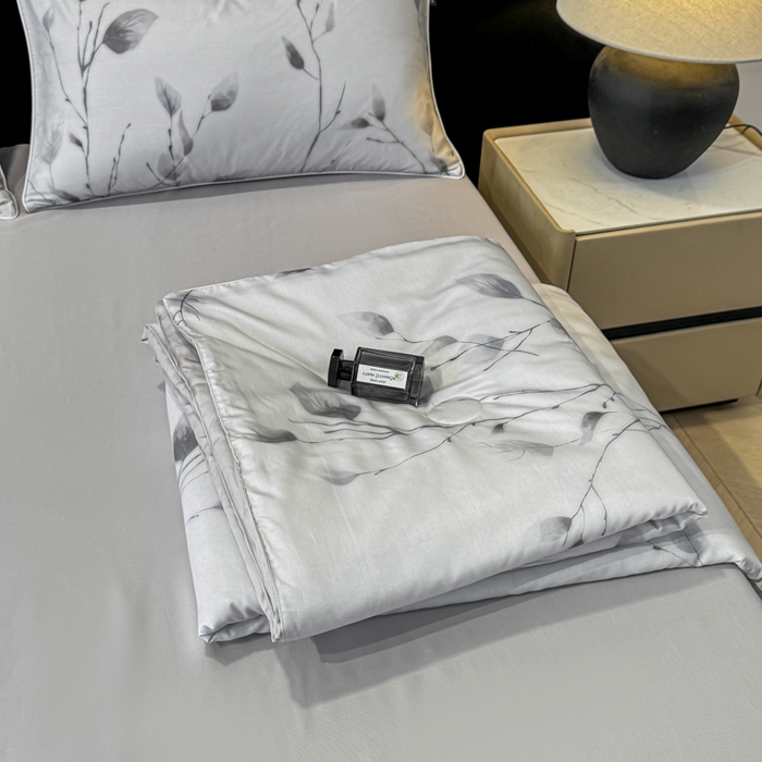 91家纺网 家纺一手货源 找家纺 洺兰家居 2025春夏新款100支莱赛尔天丝贡缎数码印花麻绳款四件套高端礼盒 静谧灰