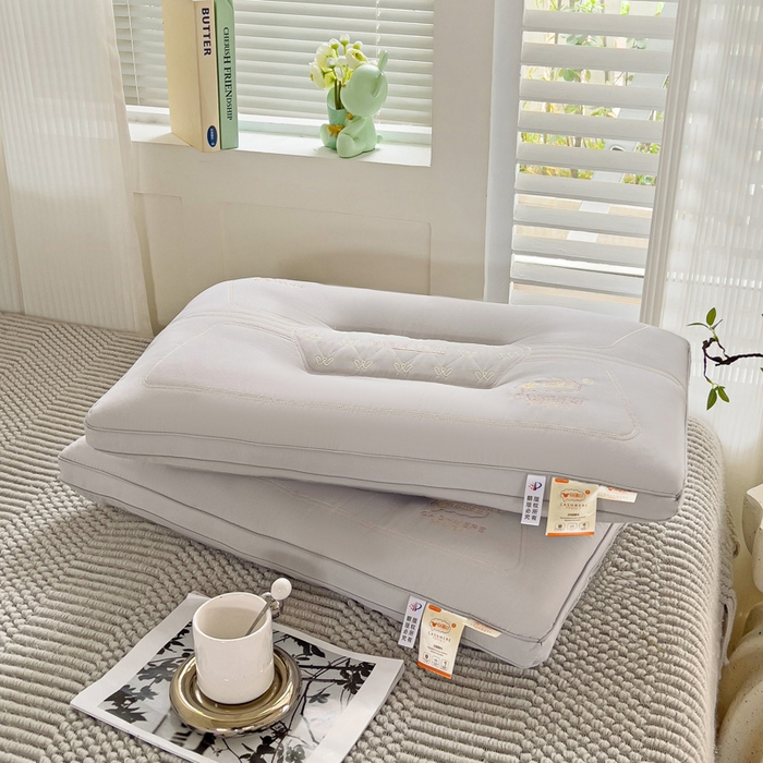 91家纺网 家纺一手货源 找家纺 （总）幸运草 2025新款刺绣羊绒蛋白枕头 成人家用性价比高的枕芯