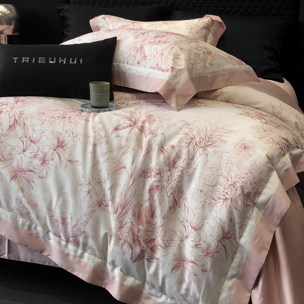 91家纺网 家纺一手货源 找家纺 2025新款高支高密长绒棉专版数码印花双拼系列四件套-卡梅伦【券后不低于378】 卡梅伦-粉