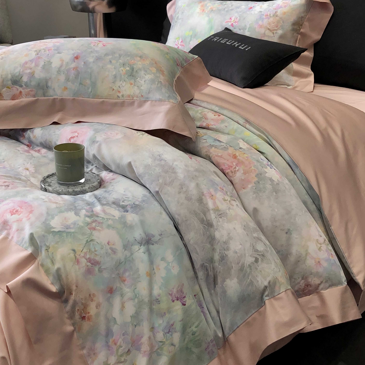 91家纺网 家纺一手货源 找家纺 2025新款高支高密长绒棉专版数码印花双拼系列四件套-卡梅伦【券后不低于378】 棉沐苒-粉