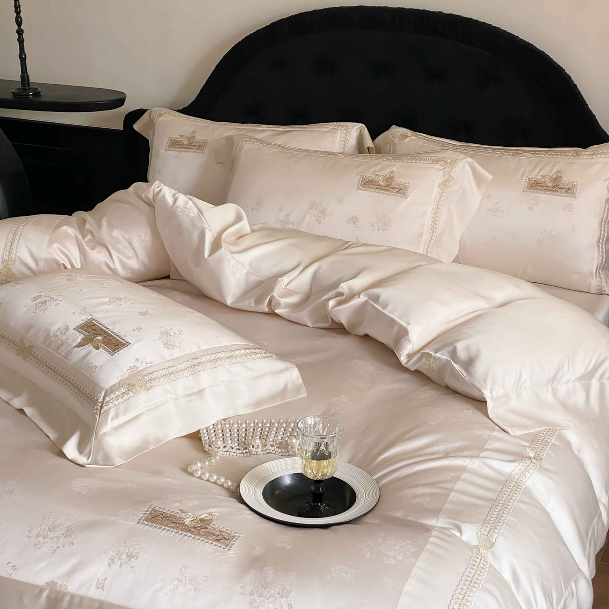 91家纺网 家纺一手货源 找家纺 太古汇家居 2025新款兰精天丝高精密提花-绣花“花间蝶影”系列  花间蝶影-香槟