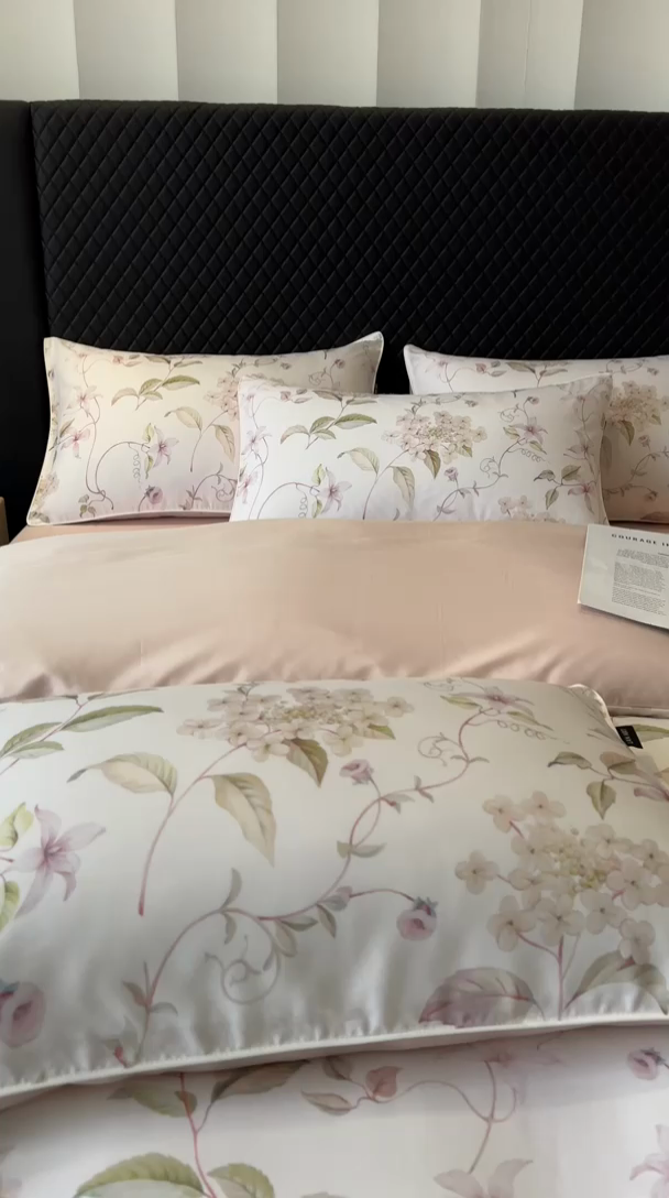 91家纺网 家纺一手货源 找家纺 芊寻家居 2025春夏新款50支莱赛尔天丝贡缎数码印花麻绳款四件套高端礼盒 绣球花语粉