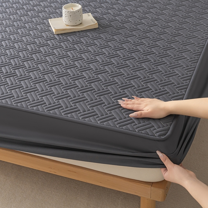 91家纺网 家纺一手货源 找家纺 欧邦 2025新款四季款纯色水洗棉夹棉床笠床垫保护罩-场景一 条格-深灰