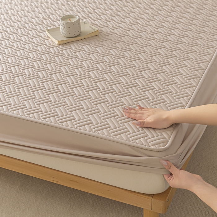 91家纺网 家纺一手货源 找家纺 欧邦 2025新款四季款纯色水洗棉夹棉床笠床垫保护罩-场景一 条格-卡其