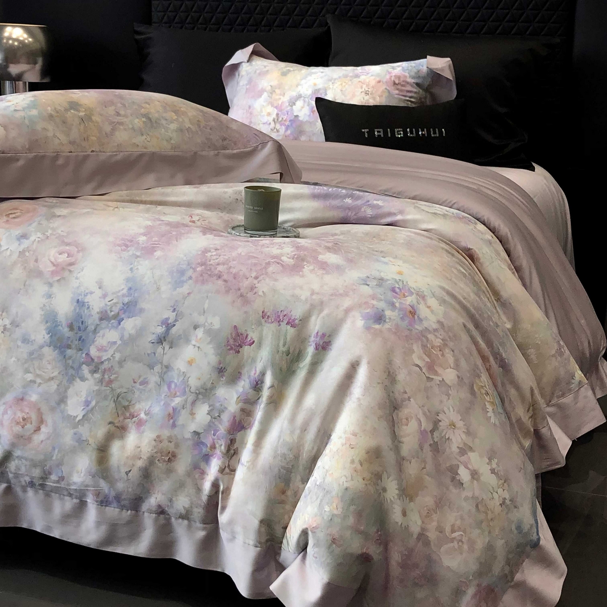 91家纺网 家纺一手货源 找家纺 2025新款高支高密长绒棉专版数码印花双拼系列四件套-卡梅伦【券后不低于378】 棉沐苒-紫