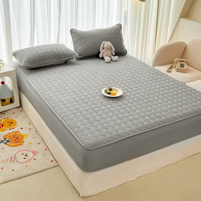 91家纺网 家纺一手货源 找家纺 欧邦 2025新款四季款纯色水洗棉夹棉床笠床垫保护罩-场景二 条格-浅灰