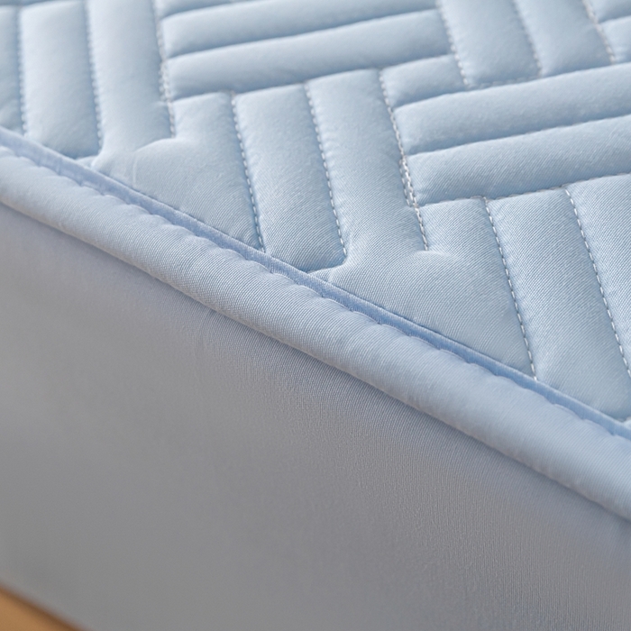 91家纺网 家纺一手货源 找家纺 欧邦 2025新款四季款纯色水洗棉夹棉床笠床垫保护罩-场景一 条格-天蓝