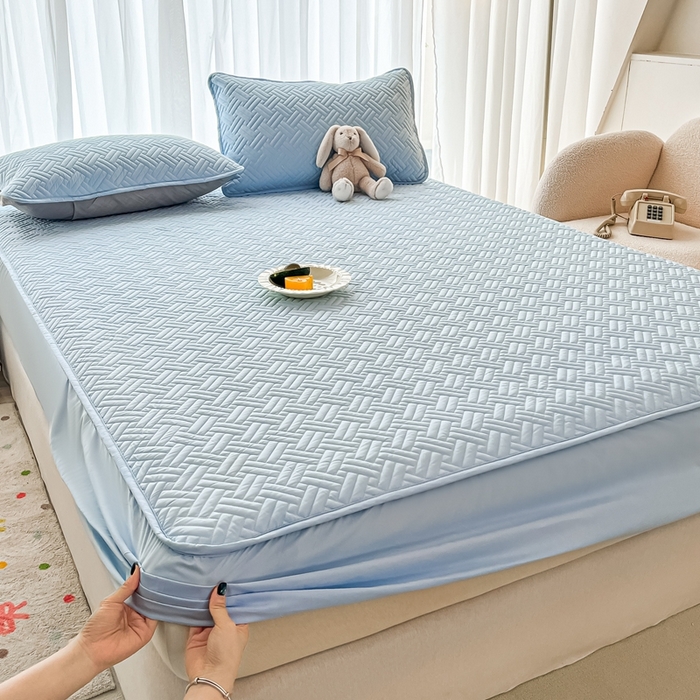 91家纺网 家纺一手货源 找家纺 欧邦 2025新款四季款纯色水洗棉夹棉床笠床垫保护罩-场景二 条格-天蓝