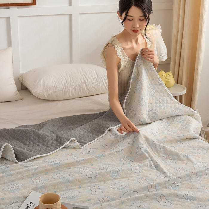 91家纺网 家纺一手货源 找家纺 乐家毛巾被（工厂自产自销） 2025新款A类全棉六层纱印花毛巾被 兔子小狗