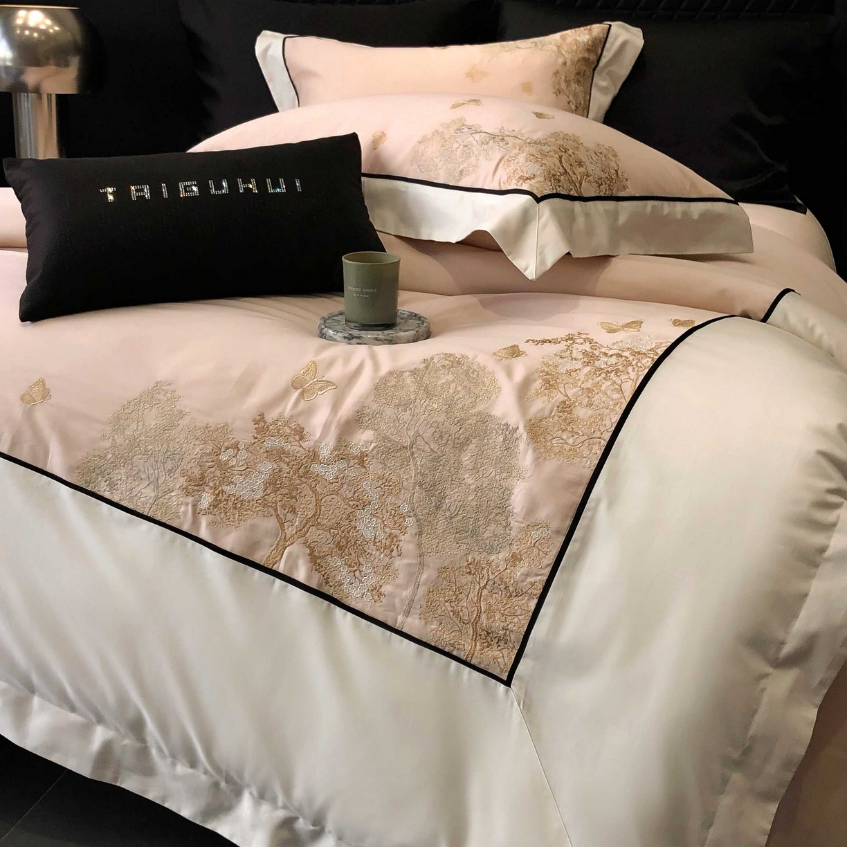 91家纺网 家纺一手货源 找家纺 太古汇家居 2025年长绒棉高定绣花四件套-“春日来信”系列 春日来信-冰梅粉