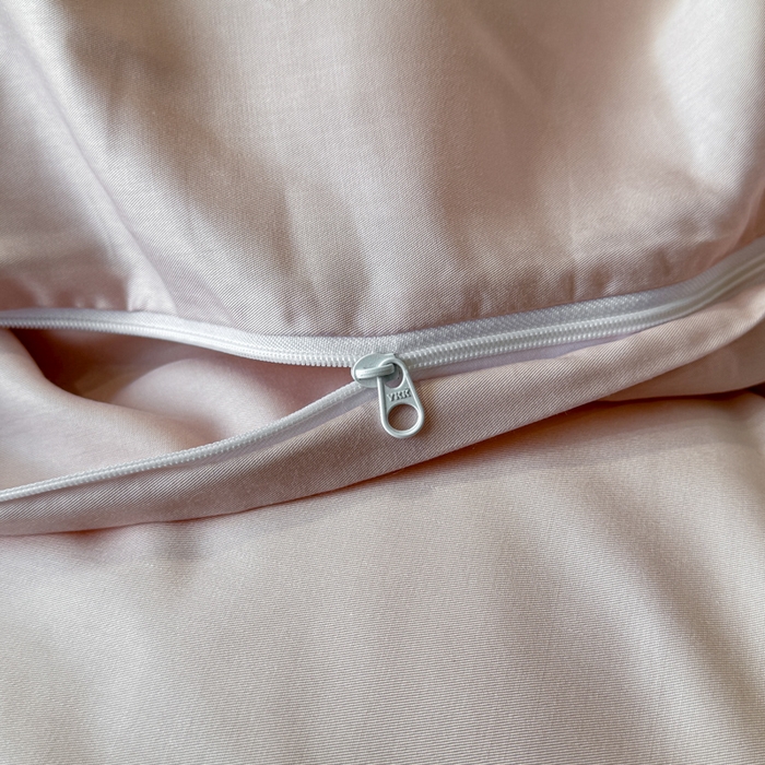 91家纺网 家纺一手货源 找家纺 芊寻家居 2025春夏新款50支莱赛尔天丝贡缎数码印花麻绳款四件套高端礼盒 绣球花语粉