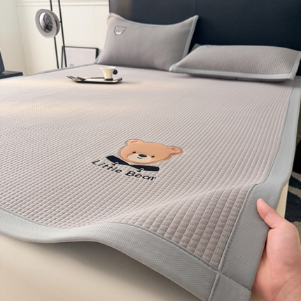 91家纺网 家纺一手货源 找家纺 （总）2025新款【瑞宝熊】PE真豆豆床席款凉席 场景三