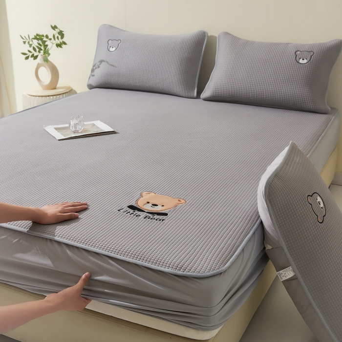 91家纺网 家纺一手货源 找家纺 （总）爱思凯家纺 2025新款【瑞宝熊】PE凉感床笠款冰豆豆软席凉席席子-场景一