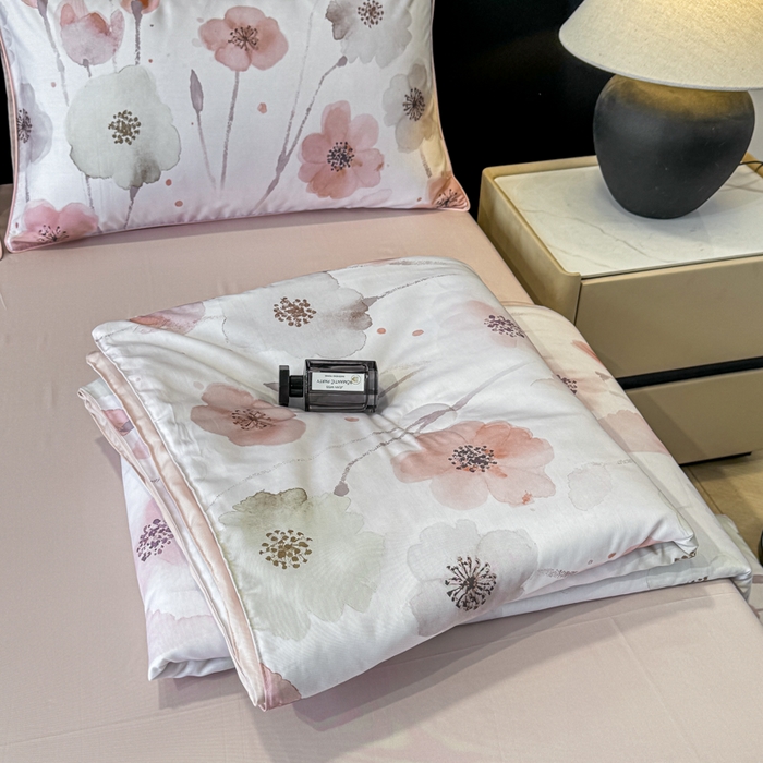 91家纺网 家纺一手货源 找家纺 洺兰家居 2025春夏新款100支莱赛尔天丝贡缎数码印花麻绳款四件套高端礼盒 花仙子粉