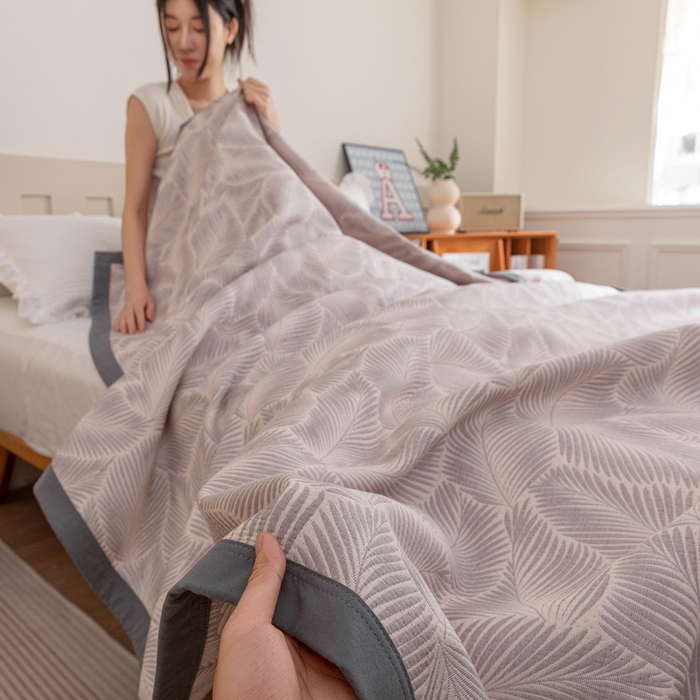 91家纺网 家纺一手货源 找家纺 2025新款A类纯棉针织三层纱提花多功能毯 灰色-暗香