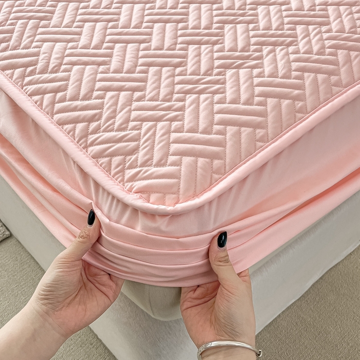 91家纺网 家纺一手货源 找家纺 欧邦 2025新款四季款纯色水洗棉夹棉床笠床垫保护罩-场景二 条格-粉玉