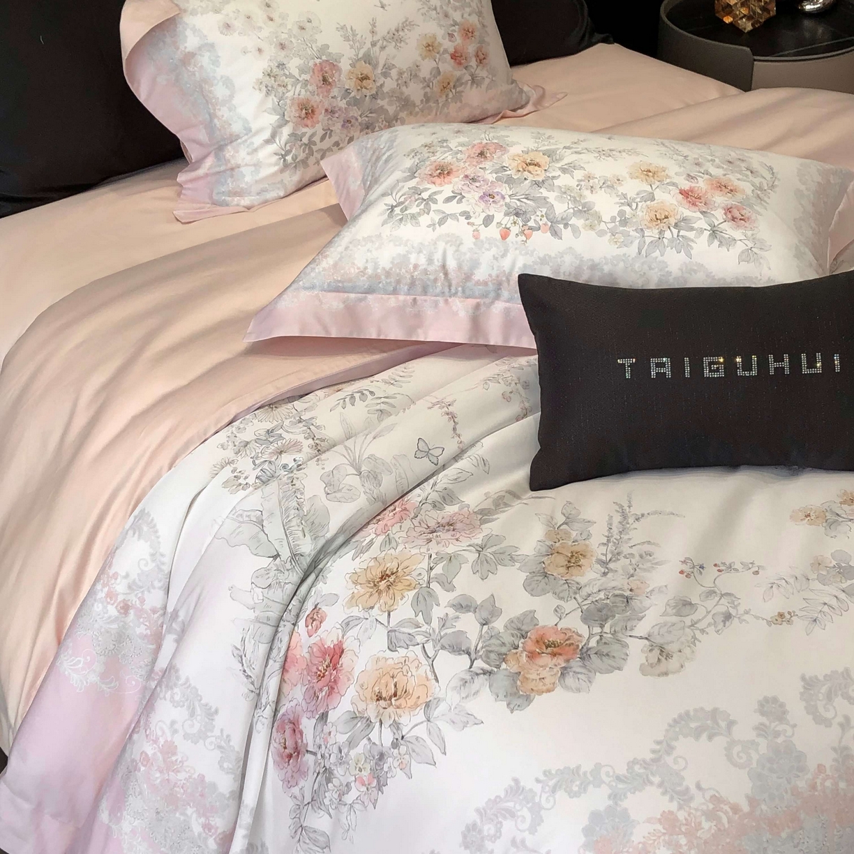 91家纺网 家纺一手货源 找家纺 2025新款高支高密长绒棉大版数码印花双拼系列四件套【券后不低于388】 一路繁花-粉色