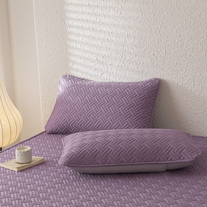 91家纺网 家纺一手货源 找家纺 欧邦 2025新款四季款纯色水洗棉夹棉床笠床垫保护罩-场景一 条格-魅紫