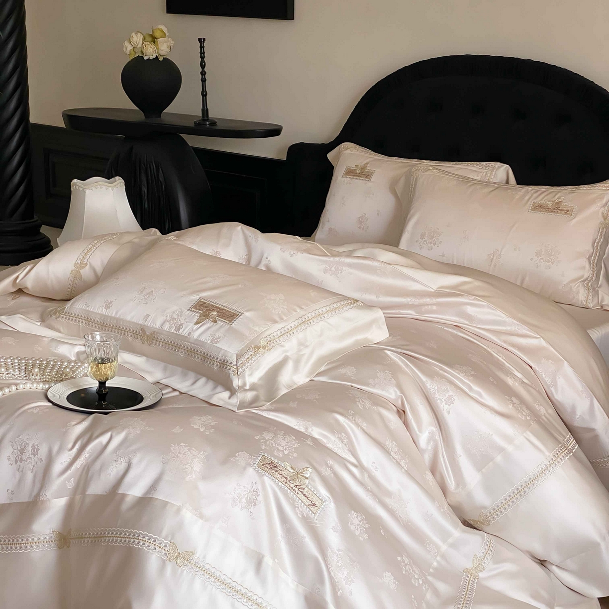 91家纺网 家纺一手货源 找家纺 太古汇家居 2025新款兰精天丝高精密提花-绣花“花间蝶影”系列  花间蝶影-香槟