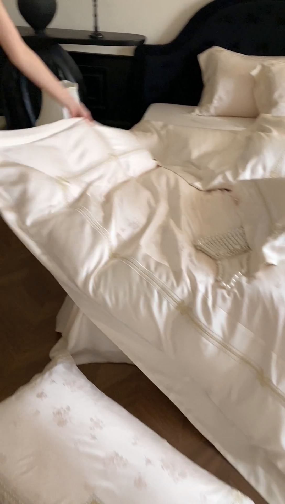 91家纺网 家纺一手货源 找家纺 太古汇家居 2025新款兰精天丝高精密提花-绣花“花间蝶影”系列  花间蝶影-香槟