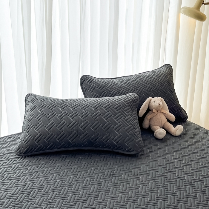 91家纺网 家纺一手货源 找家纺 欧邦 2025新款四季款纯色水洗棉夹棉床笠床垫保护罩-场景二 条格-深灰