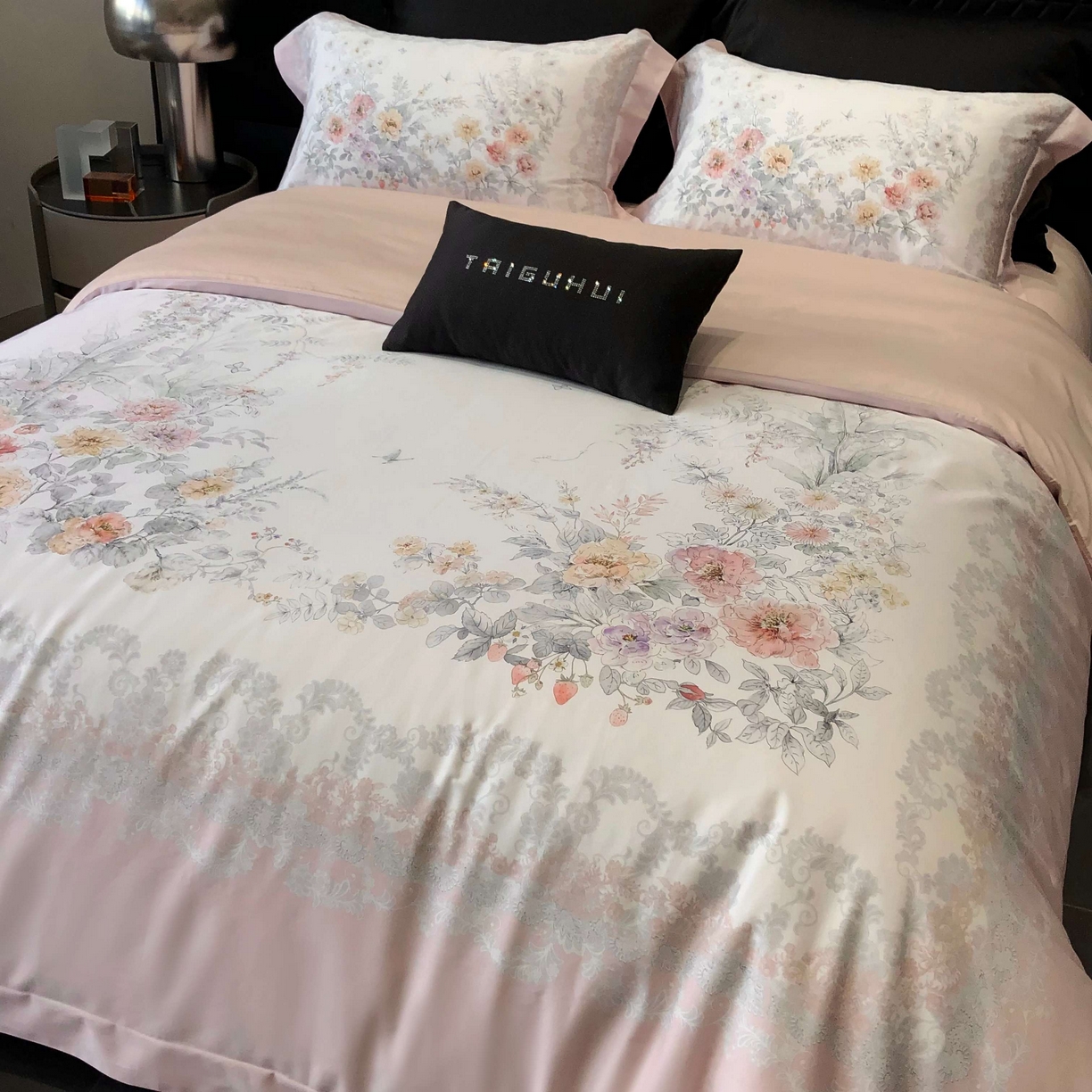 91家纺网 家纺一手货源 找家纺 2025新款高支高密长绒棉大版数码印花双拼系列四件套【券后不低于388】 一路繁花-粉色