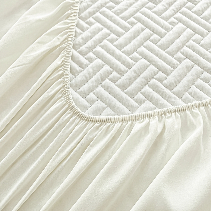 91家纺网 家纺一手货源 找家纺 欧邦 2025新款四季款纯色水洗棉夹棉床笠床垫保护罩-场景二 条格-白色