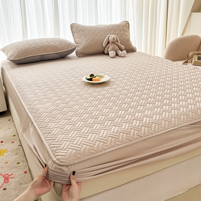 91家纺网 家纺一手货源 找家纺 欧邦 2025新款四季款纯色水洗棉夹棉床笠床垫保护罩-场景二 条格-卡其