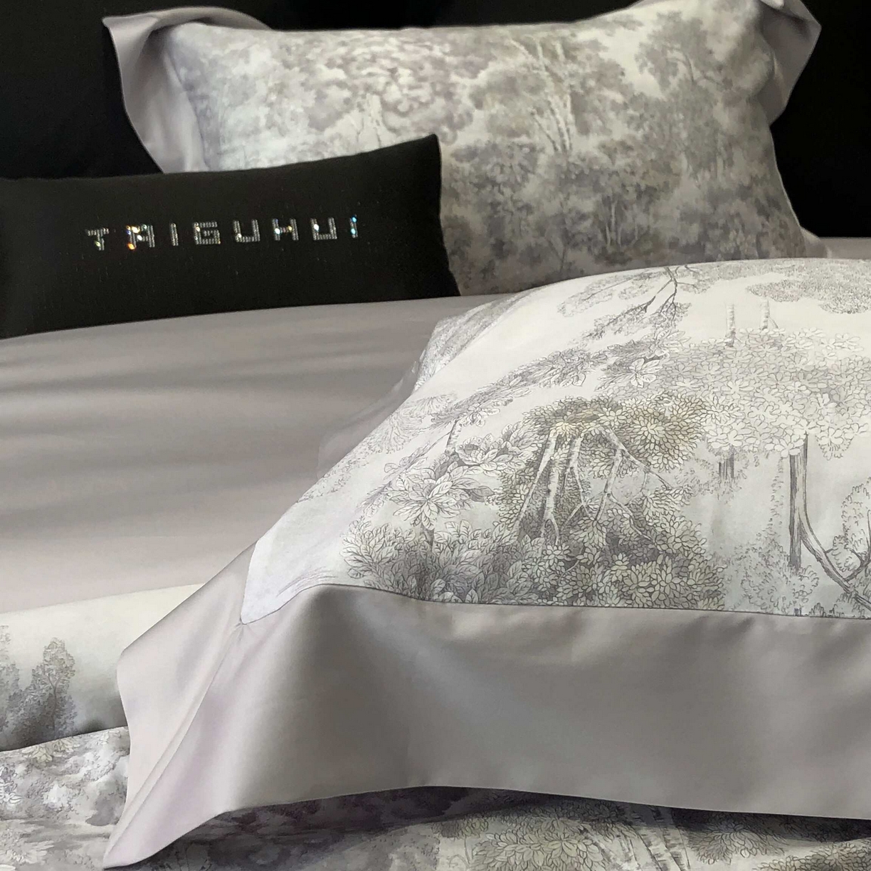 91家纺网 家纺一手货源 找家纺 2025年高支高密长绒棉专版活性数码印花系列四件套【券后控价——券后不低于378】 丽奥娜-杏子灰