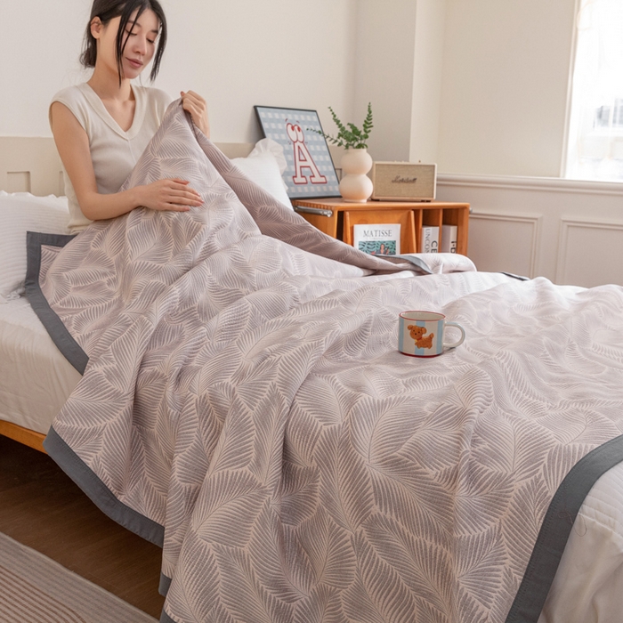 91家纺网 家纺一手货源 找家纺 2025新款A类纯棉针织三层纱提花多功能毯 灰色-暗香