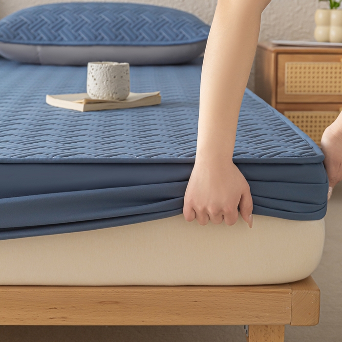 91家纺网 家纺一手货源 找家纺 欧邦 2025新款四季款纯色水洗棉夹棉床笠床垫保护罩-场景一 条格-宝蓝