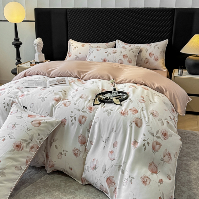 91家纺网 家纺一手货源 找家纺 芊寻家居 2025春夏新款50支莱赛尔天丝贡缎数码印花麻绳款四件套高端礼盒 花意盈香粉