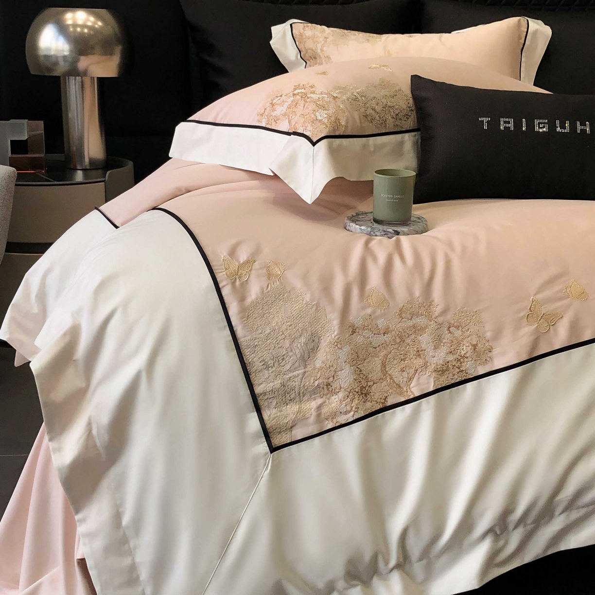 91家纺网 家纺一手货源 找家纺 太古汇家居 2025年长绒棉高定绣花四件套-“春日来信”系列 春日来信-冰梅粉