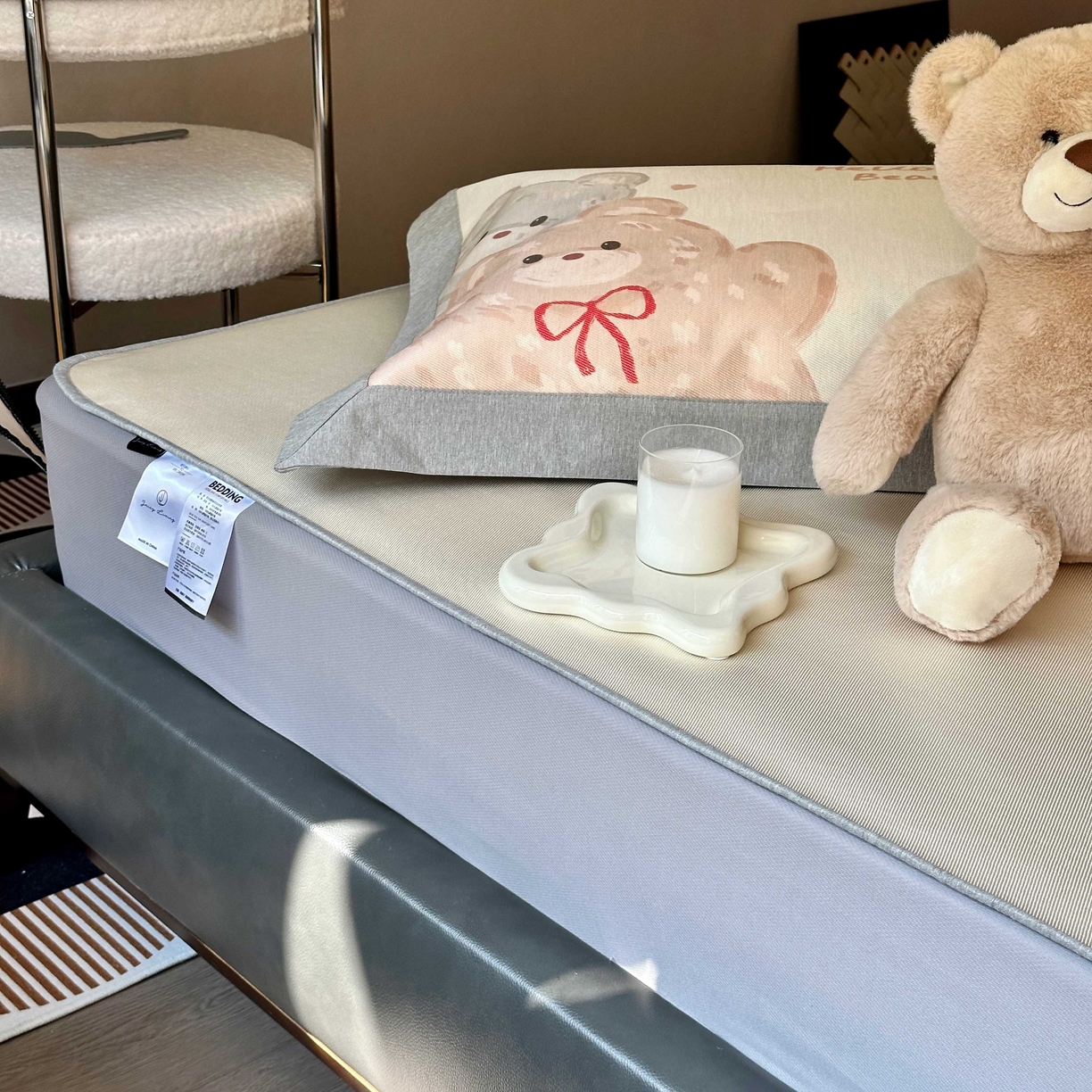 91家纺网 家纺一手货源 找家纺 JUICY 橘滋家纺 2025新款夏日高端轻奢数码冰丝奢简高级凉席床笠 大眼熊仔