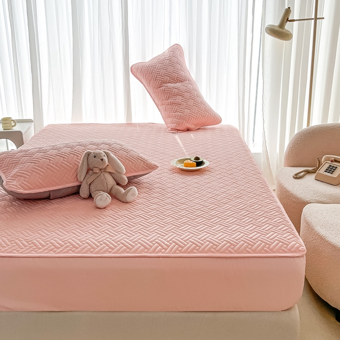 91家纺网 家纺一手货源 找家纺 欧邦 2025新款四季款纯色水洗棉夹棉床笠床垫保护罩-场景二 条格-粉玉