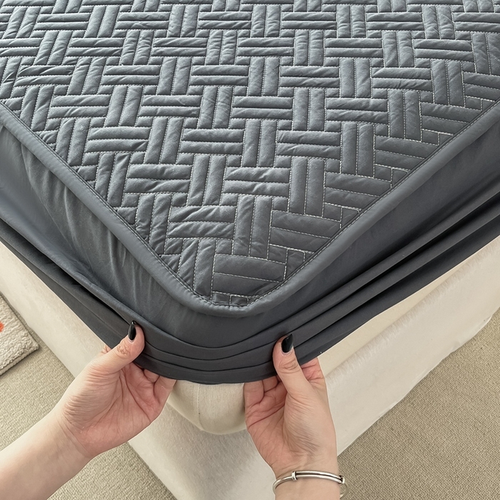 91家纺网 家纺一手货源 找家纺 欧邦 2025新款四季款纯色水洗棉夹棉床笠床垫保护罩-场景二 条格-深灰