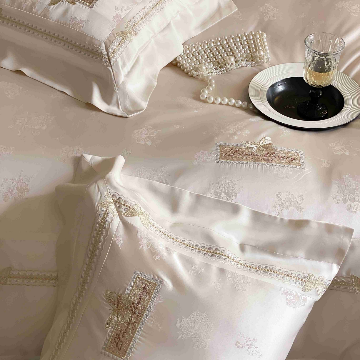 91家纺网 家纺一手货源 找家纺 太古汇家居 2025新款兰精天丝高精密提花-绣花“花间蝶影”系列  花间蝶影-香槟