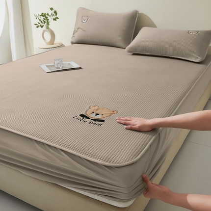 91家纺网 家纺一手货源 找家纺 （总）爱思凯家纺 2025新款【瑞宝熊】PE凉感床笠款冰豆豆软席凉席席子-场景一