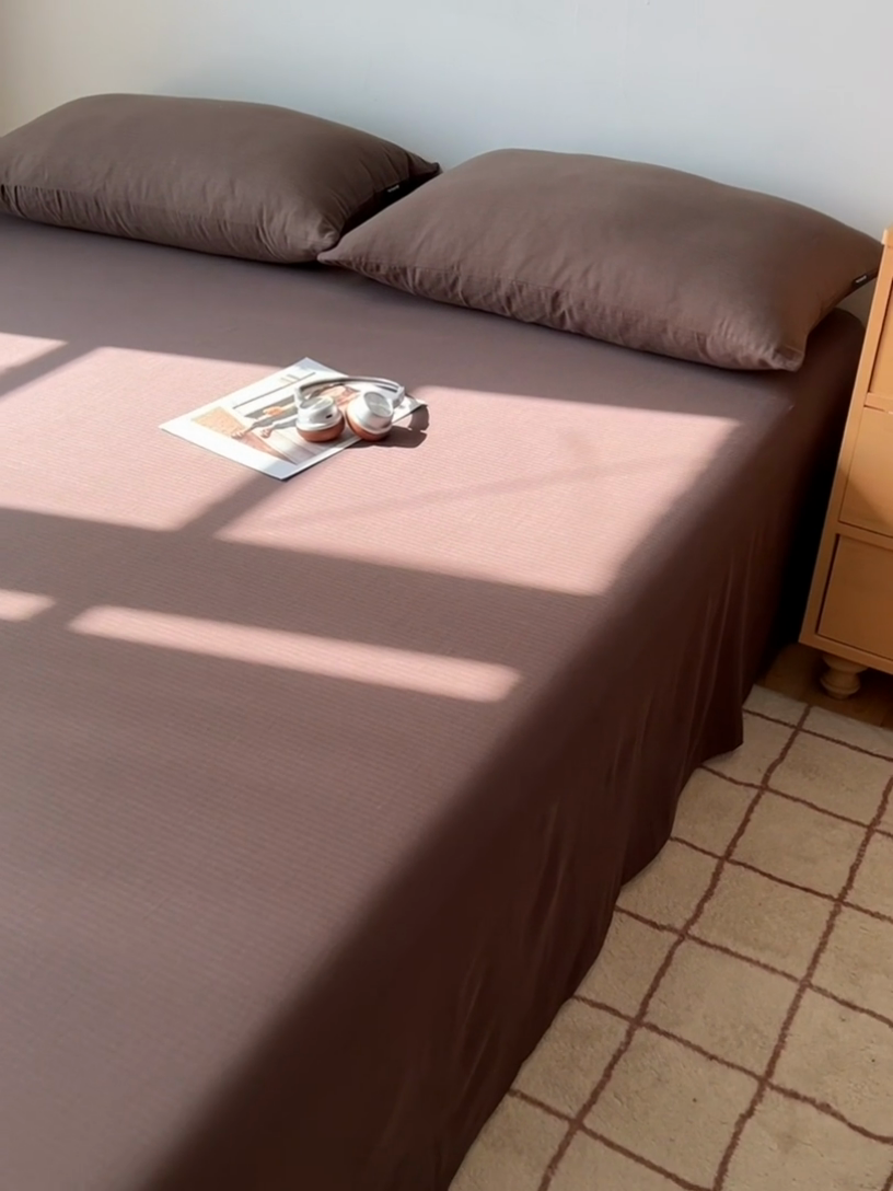 91家纺网 家纺一手货源 找家纺 蜜宿 2025新款A类全棉人字纹床单 床单：深棕