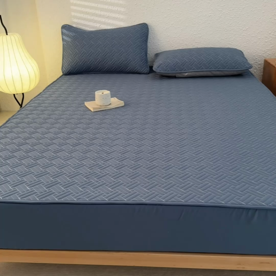 91家纺网 家纺一手货源 找家纺 欧邦 2025新款四季款纯色水洗棉夹棉床笠床垫保护罩-场景一 条格-宝蓝