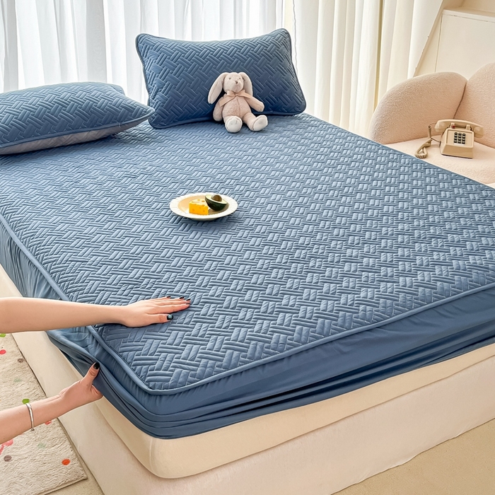 91家纺网 家纺一手货源 找家纺 欧邦 2025新款四季款纯色水洗棉夹棉床笠床垫保护罩-场景二 条格-藏蓝