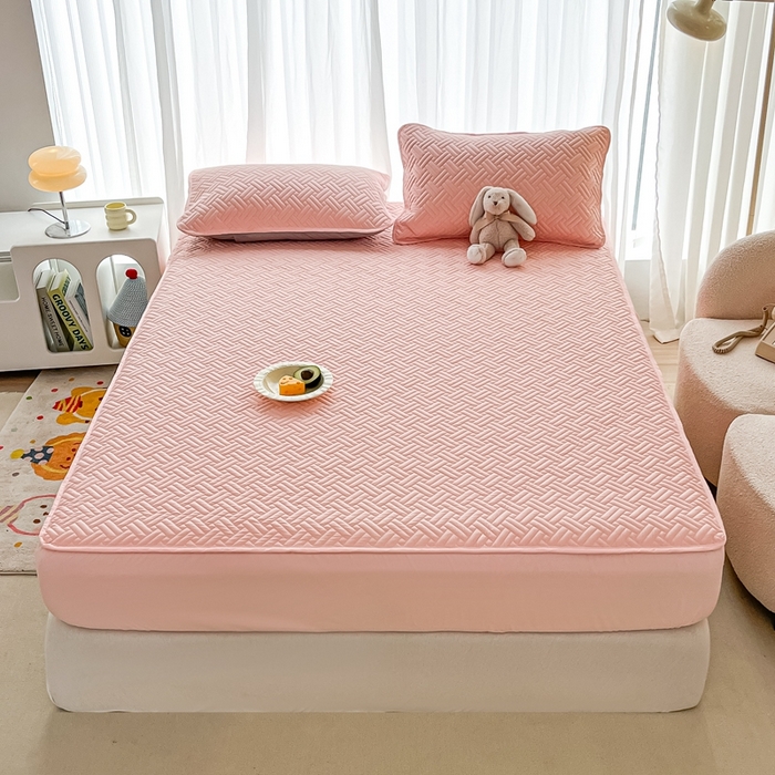 91家纺网 家纺一手货源 找家纺 欧邦 2025新款四季款纯色水洗棉夹棉床笠床垫保护罩-场景二 条格-粉玉