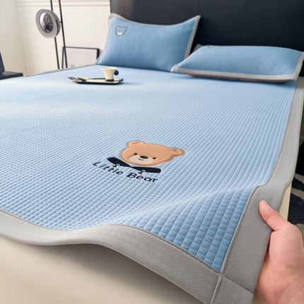 91家纺网 家纺一手货源 找家纺 （总）2025新款【瑞宝熊】PE真豆豆床席款凉席 场景三