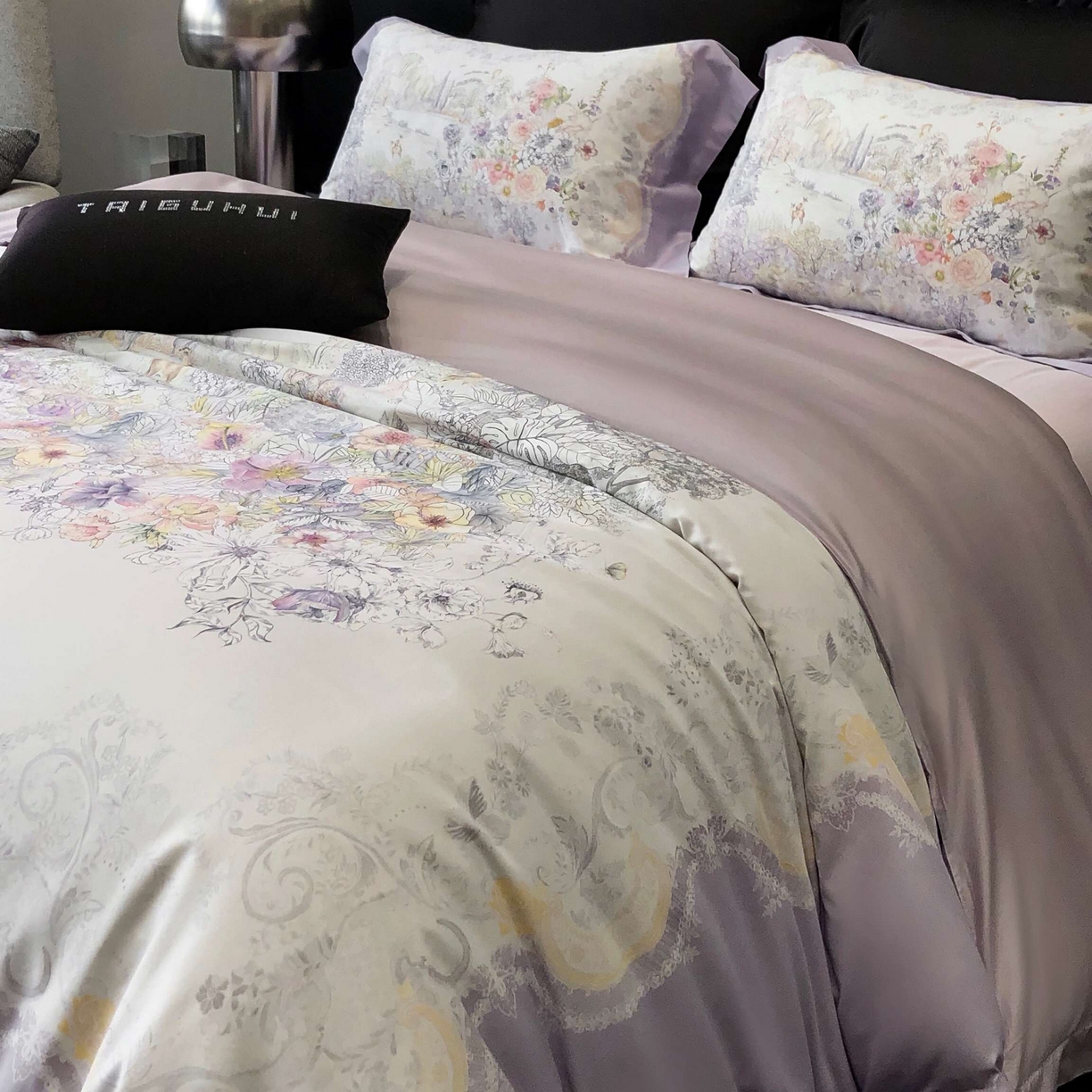 91家纺网 家纺一手货源 找家纺 2025新款高支高密长绒棉大版数码印花双拼系列四件套【券后不低于388】 露西娅-烟紫