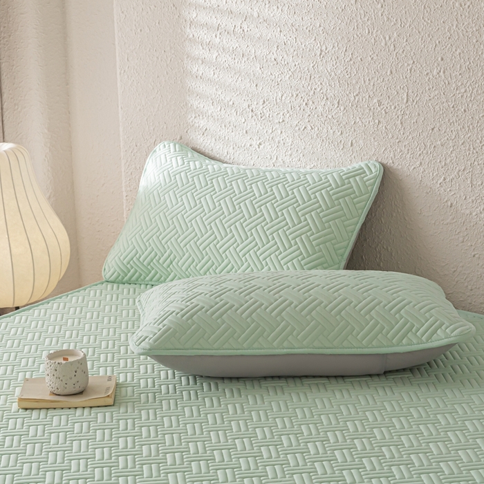 91家纺网 家纺一手货源 找家纺 欧邦 2025新款四季款纯色水洗棉夹棉床笠床垫保护罩-场景一 条格-水绿