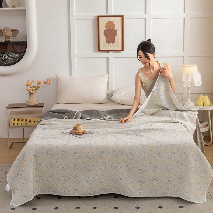 91家纺网 家纺一手货源 找家纺 乐家毛巾被（工厂自产自销） 2025新款A类全棉六层纱印花毛巾被 兔子小狗