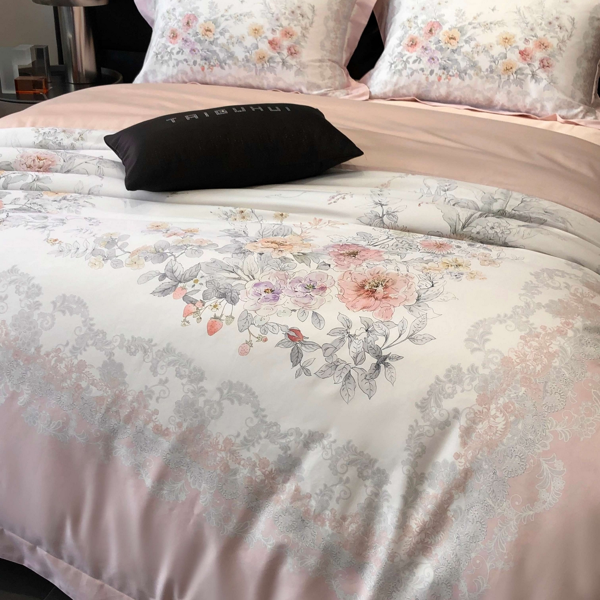 91家纺网 家纺一手货源 找家纺 2025新款高支高密长绒棉大版数码印花双拼系列四件套【券后不低于388】 一路繁花-粉色