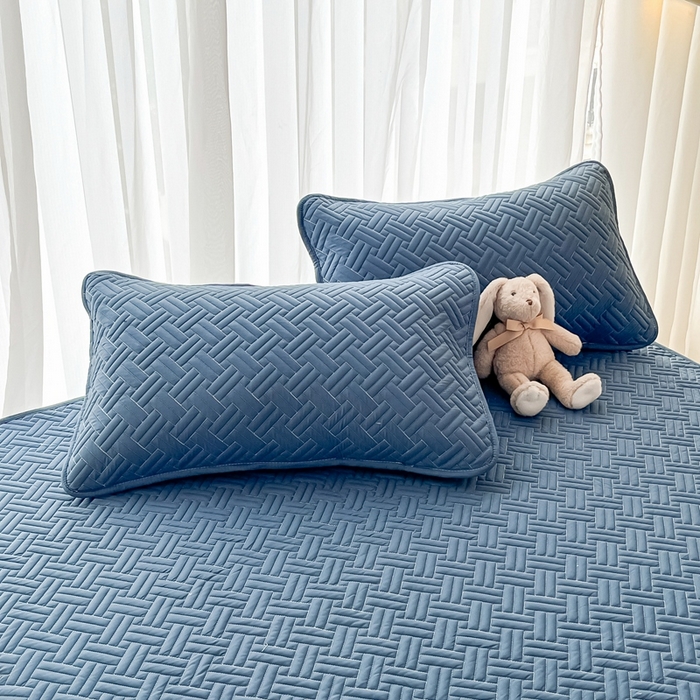 91家纺网 家纺一手货源 找家纺 欧邦 2025新款四季款纯色水洗棉夹棉床笠床垫保护罩-场景二 条格-藏蓝